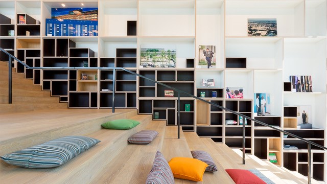 De brede trap in de nieuwe OBA.